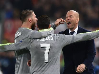 Cristiano celebra su gol con Zidane y Ramos.