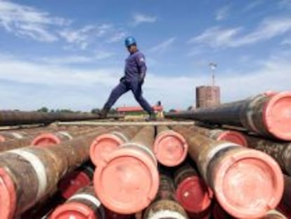 Trabajador de una planta petrolífera en