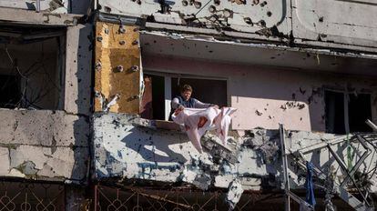 Una mujer en uno de los edificios afectados por el ataque ruso, en Kiev, este martes.