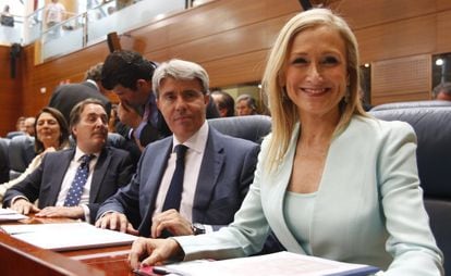 Cristina Cifuentes, en primer t&eacute;rmino en la Asamblea. A su lado, &Aacute;ngel Garrido, Jaime Gonz&aacute;lez Taboada y, al fondo, Carlos Izquierdo.