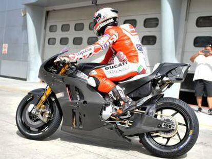 Michele Pirro, en Sepang, con la Ducati que puso en pista este mi&eacute;rcoles.