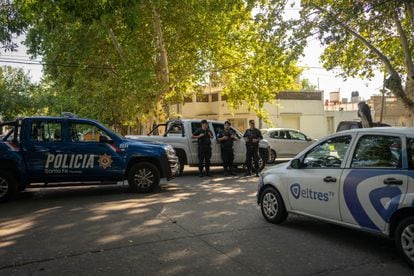 Efectivos de la policia de Rosario cortan el tránsito en el lugar de los hechos mientras los péritos realizan las investigaciones.