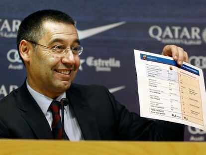 Bartomeu exhibe el documento con las cifras del traspaso de Neymar.