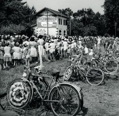 Seguidores en 1965 con sus bicicletas aparcadas.