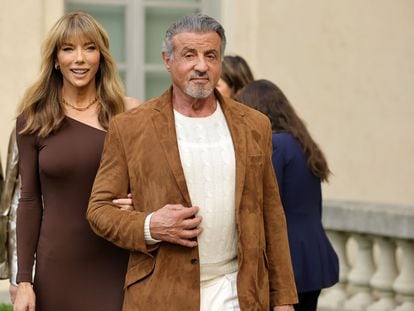 Jennifer Flavin y Sylvester Stallone en un desfile del diseñador Ralph Lauren celebrado el 13 de octubre de 2022 en San Marino, California.