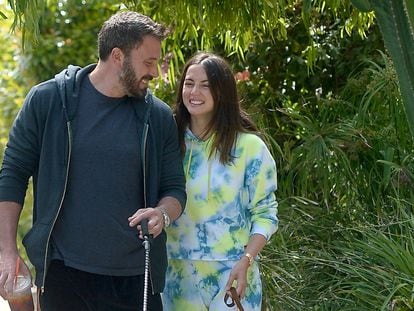  Ben Affleck and Ana de Armas are all smiles as they walk their dogs in Los Angeles. Ana sported a tie-dye sweat suit paired with white trainers. Affleck sipped on a Dunkin Donuts iced coffee while dressed casual.