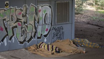 Persones dormint sota un pont de l'estació del Nord de Barcelona.