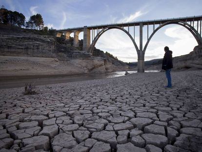 Terreny esquerdat i sec a l'embassament d'Entrepeñas, al riu Tajo, al novembre.