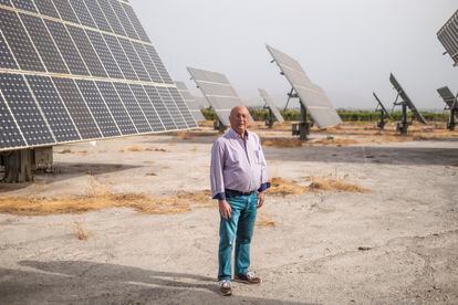 Paco Fernández, pequeño inversor en energía fotovoltaica, en el parque Solar La Jeresa, en Lorca.