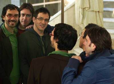 De izquierda a derecha ante el espejo, León Siminiani, Daniel Sánchez Arévalo y David Planell, ayer en Madrid.