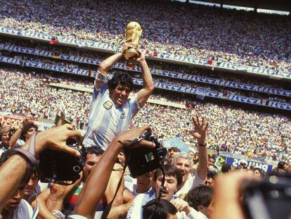 Maradona, con el trofeo del Mundial de 1986, en el documental.