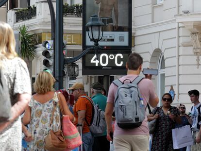 Ambiente por el centro de Bilbao durante la tercera ola de calor del verano, este miércoles 9 de agosto de 2023.