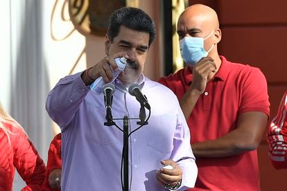 Nicolás Maduro desinfecta un micrófono durante un evento en Caracas, este domingo.