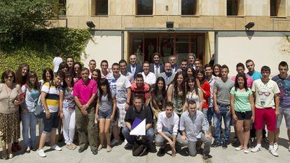 Los alumnos de los tres proyectos y sus tutores posan con miembros de la consejer&iacute;a de Educaci&oacute;n y de El Pa&iacute;s.