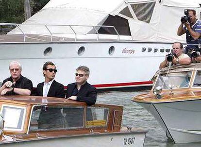 Los actores Michael Caine y Jude Law llegan en barco a la presentación de <i>Sleuth</i>, junto al director Kenneth Branagh.
