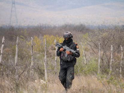 Policía estatal Fuerza Civil durante la búsqueda de mujeres desaparecidas en el Estado de Nuevo León.