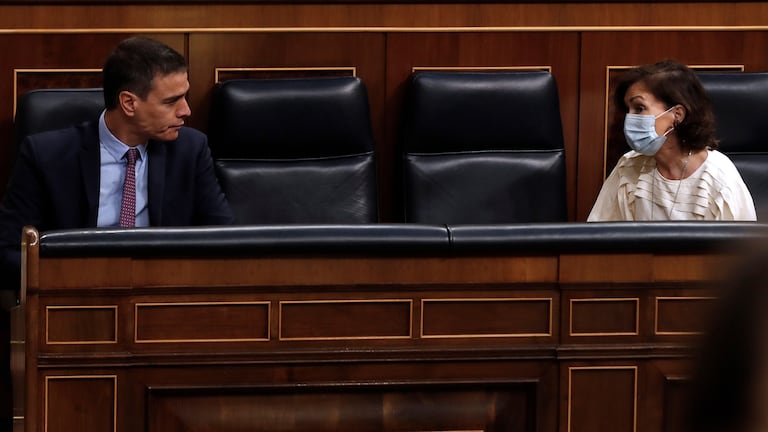 El presidente del Gobierno, Pedro Sánchez y la vicepresidenta primera, Carmen Calvo, en el Congreso.