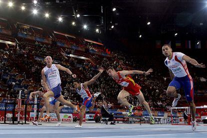 Momento de la llegada de la final de 60m vallas del Europeo de pista cubierta.