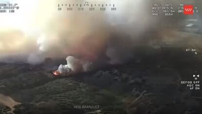 Vista desde el aire del incendio forestal en Aranjuez, el martes por la tarde.