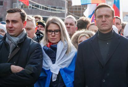 De derecha a izquierda Alexéi Navalni, Liubov Sobol e Ivan Zhdanov en una manifestación el pasado febrero, en Moscú.