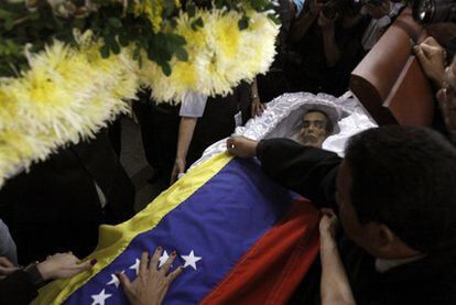El cadáver de Franklin Brito, tapado con la bandera venezolana, durante el velatorio en Caracas.