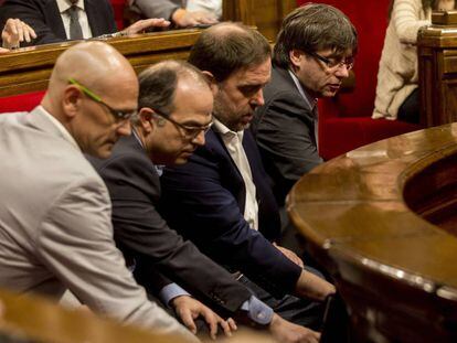 Romeva, Turull, Junqeras y Puigdemont en el Parlament.