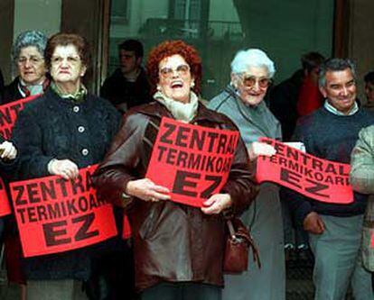 Asistentes a la manifestación celebrada en abril de 2000 contra la central de Amorebieta.