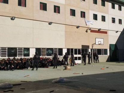 Los agentes vigilan a los extranjeros tras los incidentes ocurridos en la cárcel.