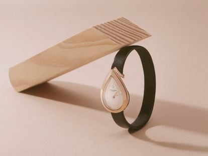 Reloj joya Joséphine Aigrette de Chaumet. El modelo de la imagen está elaborado en oro rosa de 18 quilates, con esfera blanca, bisel pulido y correa de cuero negro sin hebillas.