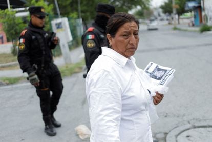 Bazaldua caminaba el miércoles por las calles de Escobedo repartiendo carteles con la información de su hija. 