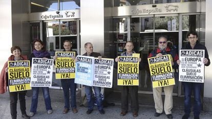 Integrantes de Adicae Castilla y León durante una manifestación en Valladolid para pedir a Europa la retroactividad total de las cláusulas suelo.
