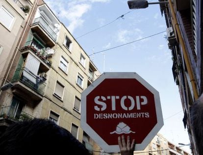 Una pancarta con un cartel de &#039;Stop desahucios&#039; en una protesta en Valencia.