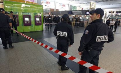 Los agentes montan un cordón policial donde fue apuñalado un soldado, en París.