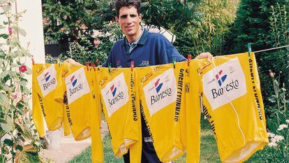 Miguel Indurain posa con sus cinco maillots de ganador del Tour de Francia.