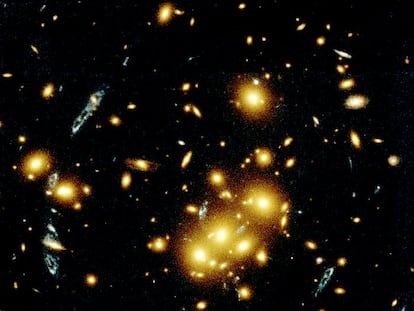 Múltiples imágenes de una misma galaxia captadas por el telescopio Hubble.