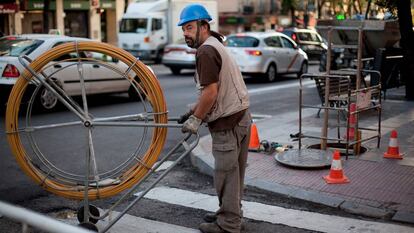 Imagen de un trabajador instalando cables de fibra &oacute;ptica.