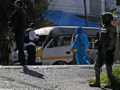 Peritos trabajan en la zona donde un chofer fue asesinado y su vehículo incendiado en Chilpancingo.