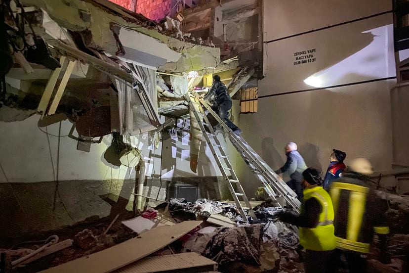 Personal de rescate trabajaba en el interior de un edificio en la ciudad turca de Adana. 