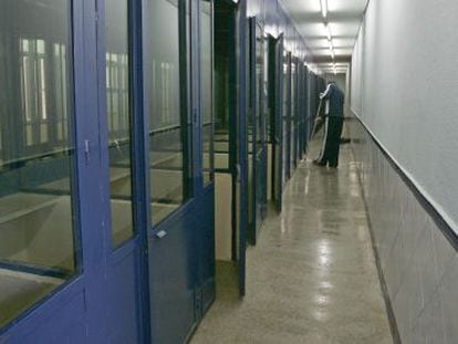 Un recluso limpia el locutorio de la prisi&oacute;n sevillana de Mairena del Alcor.
