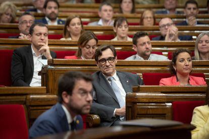 El primer secretario del PSC, Salvador Illa, observa al presidente de la Generalitat, Pere Aragonès, durante el Pleno del Parlament celebrado el 25 de mayo. / DAVID ZORRAKINO (Europa Press)