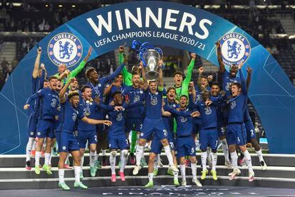 Los jugadores del Chelsea celebran la conquista de la Champions, con su capitán, César Azpilicueta, alzando el trofeo de los campeones.