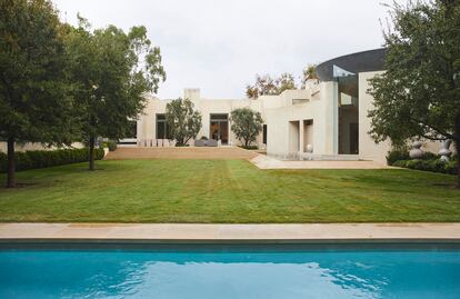 El jardín y la piscina de la casa de Smith y Costos. La propiedad está ubicada en la milla de oro de Holmby Hills, uno de los barrios favoritos de las estrellas de Hollywood, a pocos metros de la legendaria avenida Sunset Boulevard.
