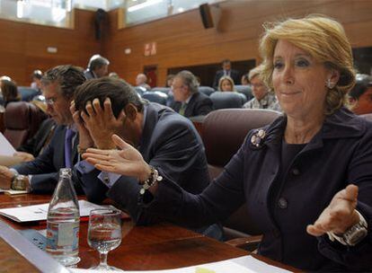 Esperanza Aguirre se dirige a la bancada socialista durante el pleno de la Asamblea. A su derecha, Ignacio González y Francisco Granados.