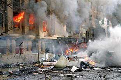 Las llamas se apoderan de la fachada del Pentágono después de que un avión se estrellara contra el edificio.