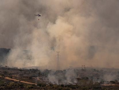 Un helicóptero trabajaba el viernes en las tareas de extinción del incendio que amenaza el Parque Natural de Monfragüe.