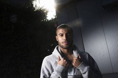 Rafinha Alcántara, jugador del Barcelona, posa en la ciudad deportiva.