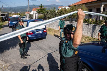 Agentes de la Guardia Civil en Valga (Pontevedra), acordonan la zona en donde se cometió un crimen de violencia de género en septiembre de 2019.