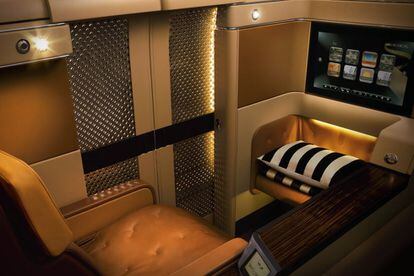 En una suite con puertas de la aerolínea Etihad de Emiratos cabe una pantalla LCD de 23 pulgadas, armario, mini bar personal y una lujosa cama con masaje incorporado. El edredón y las sábanas son de seda.