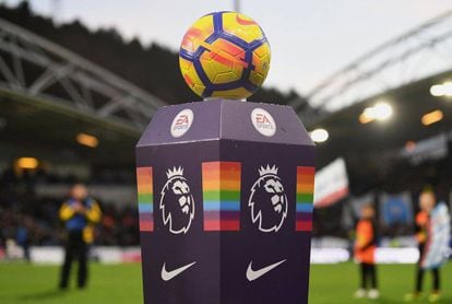 Imagen de la campaña 'Rainbow Laces' de la Premier en la temporada 2017/2018.