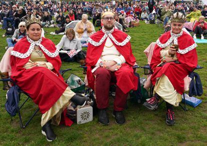 El público congregado en Hyde Park espera el inicio de la coronación para seguirla en una de las pantallas gigantes que no solo se han instalado en Londres, también en otras ciudades del Reino Unido. 
